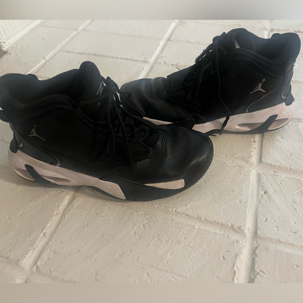 Boys size 4 Nike Jordan Max Aura 3